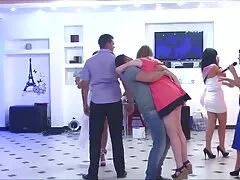 אמת משפחתית או תעז ומלטף את פורנו לצפיה חינם בתה של אמא הפטרונית רשמית משפחה מזוינת