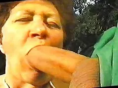 מטפלת חסרת שיער נותנת bj וחולקת זין סקסלצפיה חינם עם MILF חזה